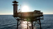 1964 wurde, 30 Seemeilen vor der Küste, der „Frying-Pan“ errichtet. Der Stahl-Koloss mitten im Meer erinnert tatsächlich an eine riesige Bratpfanne. 2004 wurde die Station der Coastguard außer Dienst gestellt.