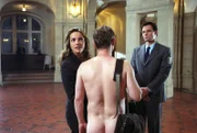 Sandras (Rebecca Immanuel, l.) neuer Mandant Patrick Fuchs (Joachim Schweizzer, M.) ist bekennender Nudist und erscheint selbst vor Gericht im Adamskostüm ...