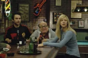 Der alljährige Kneipenbummel steht an. Bei Charlie (Charlie Day, l.), Frank (Danny Devito, M.) und Dee (Kaitlin Olson, r.) bleiben jedoch die Gäste aus. Sie beschließen der Sache auf den Grund zu gehen ...