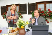 Hartl (Michael A. Grimm, r.) hat sich vorübergehend bei Marie (Karin Thaler, l.) auf dem Hof einquartiert.