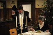 Leicht angetrunken serviert "Diener Florian" Germknödel. Von links: Florian Brunner (Tommy Schwimmer) und Nina Kreutzer (Andrea Schmitt).