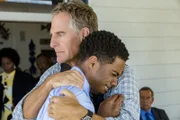 Ein mitfühlender Pride (Scott Bakula, r.) tröstet Mason (Dalpre Grayer, l.), nachdem ein Kandidat der Navy Spezialeinheit kurz vor seinem Abschluss ermordet wird ...