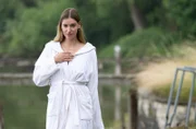 Lea von Brahms (Laura Nell) bereitet sich auf ihr morgendliches Schwimmen im Bodensee vor. Wenig später ist sie tot.