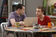 L-R: Alan Harper (Jon Cryer), Jake Harper (Angus T. Jones).