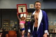 Eigentlich hatte sich Jeff (Joel McHale, r.) ein anderes Ring-Girl als Dean Pelton (Jim Rash, l.) vorgestellt ...