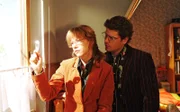 Als Rokko (Manuel Cortez, r.) ihr seinen uneingeschränkten Beistand zusichert, schöpft Lisa (Alexandra Neldel, l.) wieder Kraft. (Dieses Foto von Alexandra Neldel darf nur in Zusammenhang mit der Berichterstattung über die Serie "Verliebt in Berlin" veröffentlicht und verbreitet werden.)