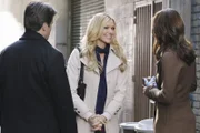 Anfangs hegt Castle (Nathan Fillion, l.) seine Zweifel, ob die Schauspielerin Nathalie Rhodes (Laura Prepon, M.) wirklich die richtige Besetzung für seine Romanfigur Nikki Heat ist. Kate (Stana Katic, r.) hingegen scheint sich mit ihr gut zu verstehen.