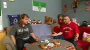 Olaf lässt seine Wut an der schwangeren Jessica ab.