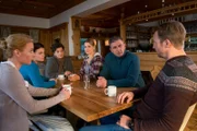 Krisensitzung bei den Grubers: Wie kann man Gregor aufhalten? Für eine schnelle Lösung müssen Susanne (Natalie O'Hara, l.), Lilli (Ronja Forcher, 2.v.l.), Lisbeth (Monika Baumgartner, 3.v.l.), Anne (Ines Lutz, 3.v.r.), Martin (Hans Sigl, 2.v.r.) und Hans (Heiko Ruprecht, r.) an einem Strang ziehen.