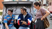 L-R: Carlos (Carlos Hernández), José Antonio (Álex García) und Madre Jose Antonio (Mariola Fuentes)