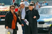 Gleich bei ihrem ersten gemeinsamen Fall fliegen die Fetzen: Günter Hoffmann (Peter Lerchbaumer, M.) und Edwin Bremer (Tilo Prückner, r.) müssen sich mit der neuen Kollegin Hannah Gereg (Swetlana Schönfeld, l.) zusammenraufen.