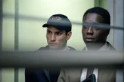 Mikael (Nicola Perot, li.), der Sohn des Kapitäns, führt Aurélie Mercier und ihren Partner Adama Drago (Cédric Djédjé, re.) zur Leiche.