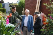 Der "Prepper" Walter Sobchak (Sebastian Schwarz, l.) führt Günter (Peter Lerchbäumer, M.) und Edwin (Tilo Prückner, r.) zu seinem Bunker.
