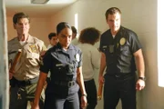 Während des Besuchs in der Haftanstalt, wird von den gewaltbereiten Gefangenen ein Alarm ausgelöst, sodass John Nolan (Nathan Fillion, r.), Deputy Sharp (Don Swayze, l.) und Nyla Harper (Mekia Cox, M.) sich selbst verteidigen müssen.