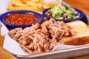 Das Pulled Pork bei „Martin’s BBQ“ in Nashville wird 24 Stunden lang im hauseigenen Smoker gegart.