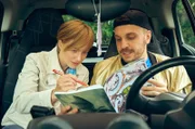Céline (Elisa Schlott, li.) und Noah (Edin Hasanović) könnten kaum unterschiedlicher sein.