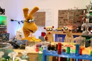 Professorin Hase hilft den Erdmännchen beim Spicker schreiben.