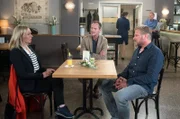 Mona (Jana Hora-Goosmann, l.) ist tief enttäuscht, als sie erfährt, dass nicht nur Andreas (Herbert Schäfer, M.), sondern auch Jens (Martin Luding, r.) sie belogen hat.