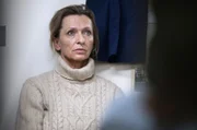 Famke (Tine Joustra) wird erwischt: Sie hat drei philippinische Frauen unter Deck versteckt. Die Frauen waren Opfer von Menschenhandel geworden und Famke wollte ihnen helfen.