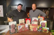 Fleischsommelier und Metzgermeister Michael Schmitz (l.) und Björn Freitag (r.) nehmen Burger-Fertigpattys unter die Lupe.