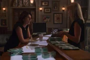 Krista (Kim Matula, r.) und Sophie Devereaux (Gina Bellman)