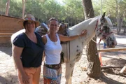 Die Passagierinnen Babsi Geller und Christine Bauer beim Reiten auf der Open Ranch in Martigues.