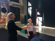 Das Showensemble der Grand Lady besucht in Portland (Maine, USA) den Circus Maine, bei dem sie einen Workshop mitmachen; hier: Musicaldarstellerin Alixa bekommt einen Trick gezeigt.
