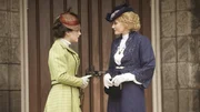L-R: Dr. Julia Ogden (Helene Joy) und Dr. Emily Grace (Georgina Reilly)