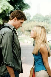 Buffy (Sarah Michelle Gellar, r.) und Riley (Marc Blucas, l.) empfinden mehr füreinander, als sie sich eingestehen.