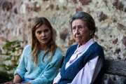 L-R: Franziska 'Franzi' Gasser (Maike Jüttendonk), Elisabeth Kofler (Claudia Lawrence).