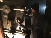 Yaniv Erlich, Ph.D., Assistenzprofessor für Informatik und Kernmitglied des NY Genome Center, leuchtet mit einer Taschenlampe auf die Tür eines Banktresors.