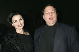 Karen Duffy (l.) und Harvey Weinstein.  Die Verwendung des sendungsbezogenen Materials ist nur mit dem Hinweis und Verlinkung auf RTL+ gestattet.