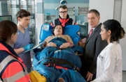Martha Cypris wird von Dr. Emma Jahn und Florian Osterwald in der Notaufnahme mit einem komplizierten Trümmerbruch am Oberschenkel aufgenommen. Marthas Ehemann Prof. Dr. Hans Cypris ist Matteos ehemaliger Professor und verlangt deshalb nach dem Oberarzt.
