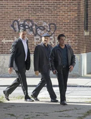 (v.l.n.r.) John Reese (Jim Caviezel); Carl Elias (Enrico Colantoni); Scarface (David Valcin)