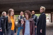 Minuten der Angst: Katharina von Stetten (Ruby M. Lichtenberg, 2.v.l.) spielt Harry (Maria Ketikidou, 3.v.r.) ein Video ihrer Schwester Melanie vor, die eine Bombe im Rucksack mit sich trägt. Jessy (Farina Flebbe, l.), Piet (Peter Fieseler, 3.v.l.), Lukas (Patrick Abozen, 2.v.r..) und Frau Küppers (Saskia Fischer, r.) können nur hoffen, dass sie die Anweisungen der Polizei befolgt, bevor ein furchtbares Unglück passiert.
