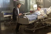 Bis vor kurzem lag der Patient Eddie (Meat Loaf, r.) noch selbst im Sterben, doch als seine Frau an seinem Sterbebett kollabiert, geht es ihm schlagartig besser. Ein Fall für House (Hugh Laurie, l.) ...