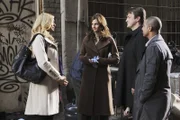 Kate Beckett (Stana Katic, 2.v.l.), Richard Castle (Nathan Fillion, 2.v.r.) und Javier Esposito (Jon Huertas, r.) sind irritiert, als die Schauspielerin Nathalie Rhodes (Laura Prepon, l.) am Tatort auftaucht.