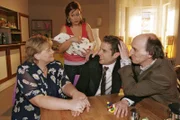 Yvonne (Bärbel Schleker, 2.v.l.) ist mit dem Besuch ihrer Eltern (Christiane Ziehl, l., Bernd Raucamp, r.) überfordert und ist Max (Alexander Sternberg, 2.v.r.) dankbar, dass er die Situation so gut meistert.
