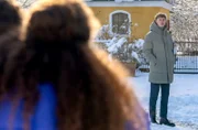 Philipps (Robin Schick, hinten) Verzweiflung wird angefacht, als er einen nahen Moment zwischen Ana (Soluna-Delta Kokol, vorne) und Vincent sieht.