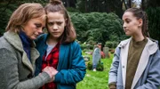 Edith und Kira glauben an Nachrichten aus dem Jenseits - Nele ist skeptisch.
