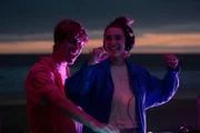 Ruby (Lola Saint-Gilles) und Max (Mathias Barthelemy) legen als DJs zusammen bei einer Strandparty auf. Die Ferien haben begonnen und sie haben eine gute Zeit. Doch etwas trübt die Stimmung.