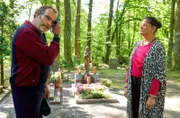 Bestatterin Lotte Reichelberger (Christina Geißel, r.) streitet mit Trainer Manfred Berger (Joachim Raaf, l.). Welches Geheimnis haben beide zu verbergen?