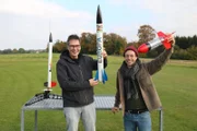 Checker Tobi (r.) macht den Raketen-Check.