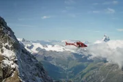 Rettungsspezialist Richard Lehner auf der Helikopter-Kuve. Er wird zu Bergsteigern in Not am Dirruhorn abgesetzt.