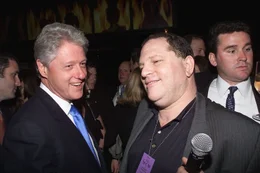 Bill Clinton (l.) und Harvey Weinstein.  Die Verwendung des sendungsbezogenen Materials ist nur mit dem Hinweis und Verlinkung auf RTL+ gestattet.