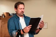Gregor (Holger Matthias Wilhelm) liest zufällig eine noch nicht fertige Fassung von Ludwigs Groschenroman.