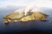 50 Kilometer vor der Küste im Norden Neuseelands liegt White Island, die aus dem Wasser ragende Spitze eines 1.600 Meter hohen untermeerischen Vulkans.