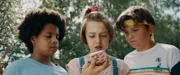 Von links: Noor (Maja Azila), Ella (Cécile Enthoven) und Sammy (Arthur Hermans) schauen auf Ellas Handy.