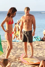 Im Kampf gegen das organisierte Verbrechen im Paradies: Danny (Scott Caan, r.) und Kono (Grace Park, l.) ...