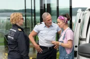 ARD WAPO BODENSEE FOLGE 90, "Tödliche Lügen", Tanja Mayer (Karolina Horster, r.), die Putzfrau der Toten wird von Paul Schott (Tim Wilde, M.) und Nele Fehrenbach (Floriane Daniel, l.) befragt, ob sie Streitigkeiten bemerkt hat.